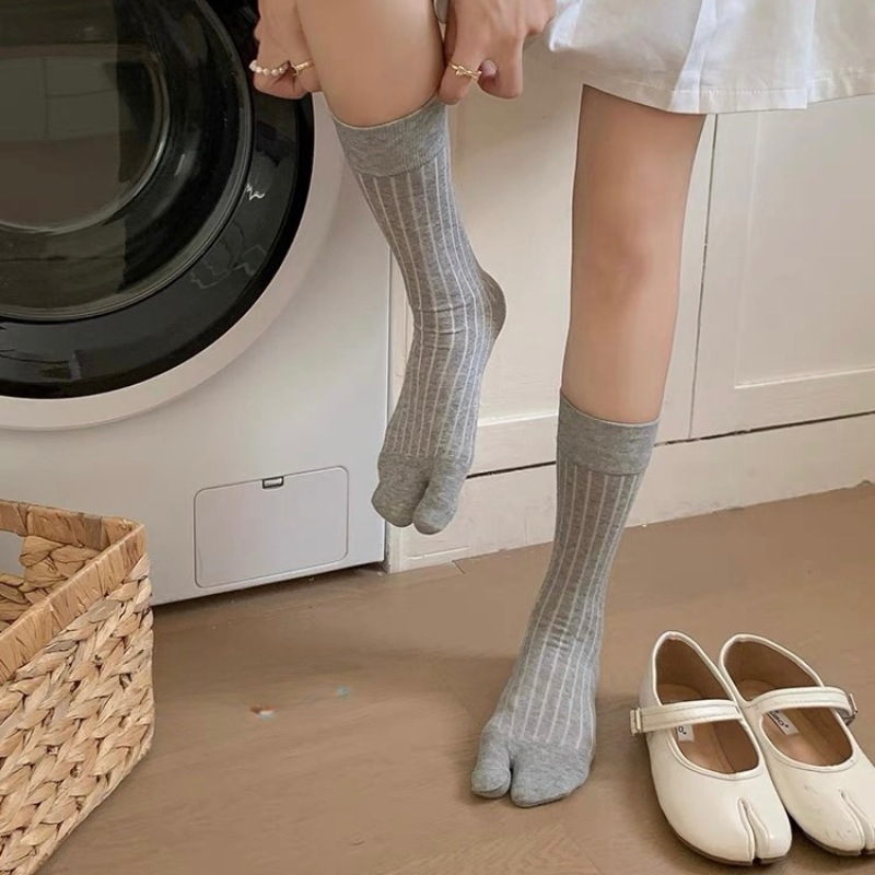 AliExpress 2/4 Pairs Tabi Socks Woman Cotton Solid Color Split Toe Socks Simple Comfortable Mid Tube Japanese Kimono Two-Toed Finger Socks, view 4