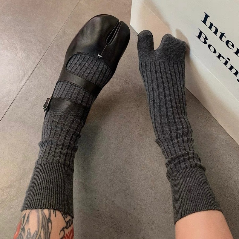 AliExpress 2/4 Pairs Tabi Socks Woman Cotton Solid Color Split Toe Socks Simple Comfortable Mid Tube Japanese Kimono Two-Toed Finger Socks, view 5