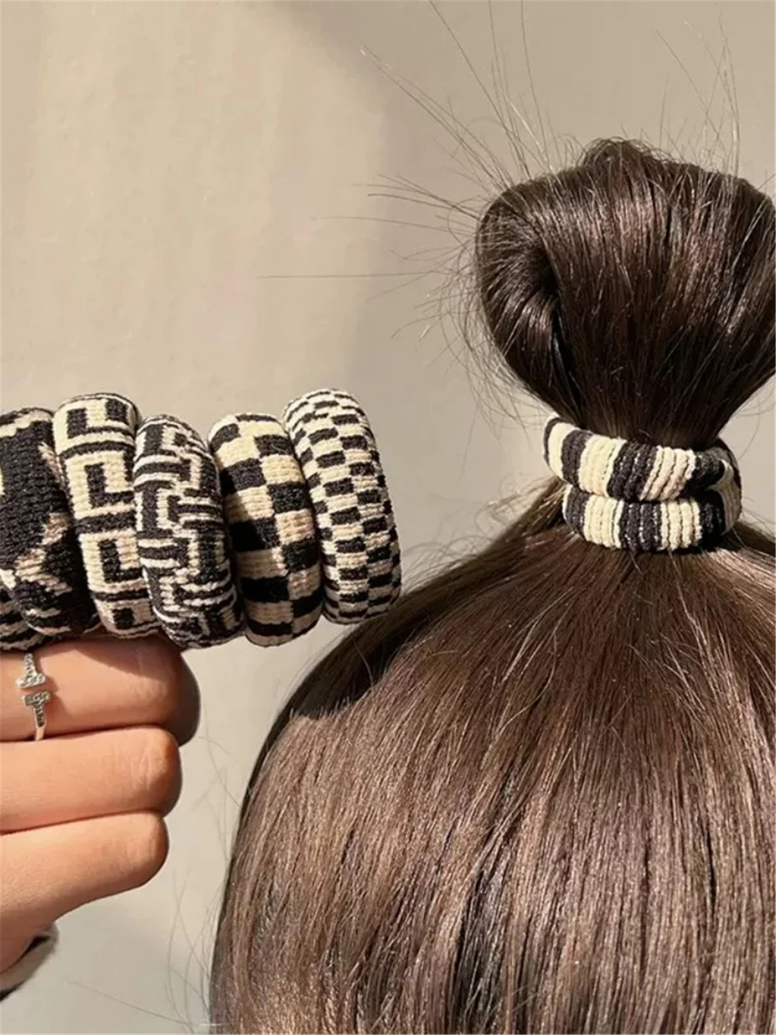 AliExpress 5-Piece Checkered Traceless Seamless Hair Ties, view 2