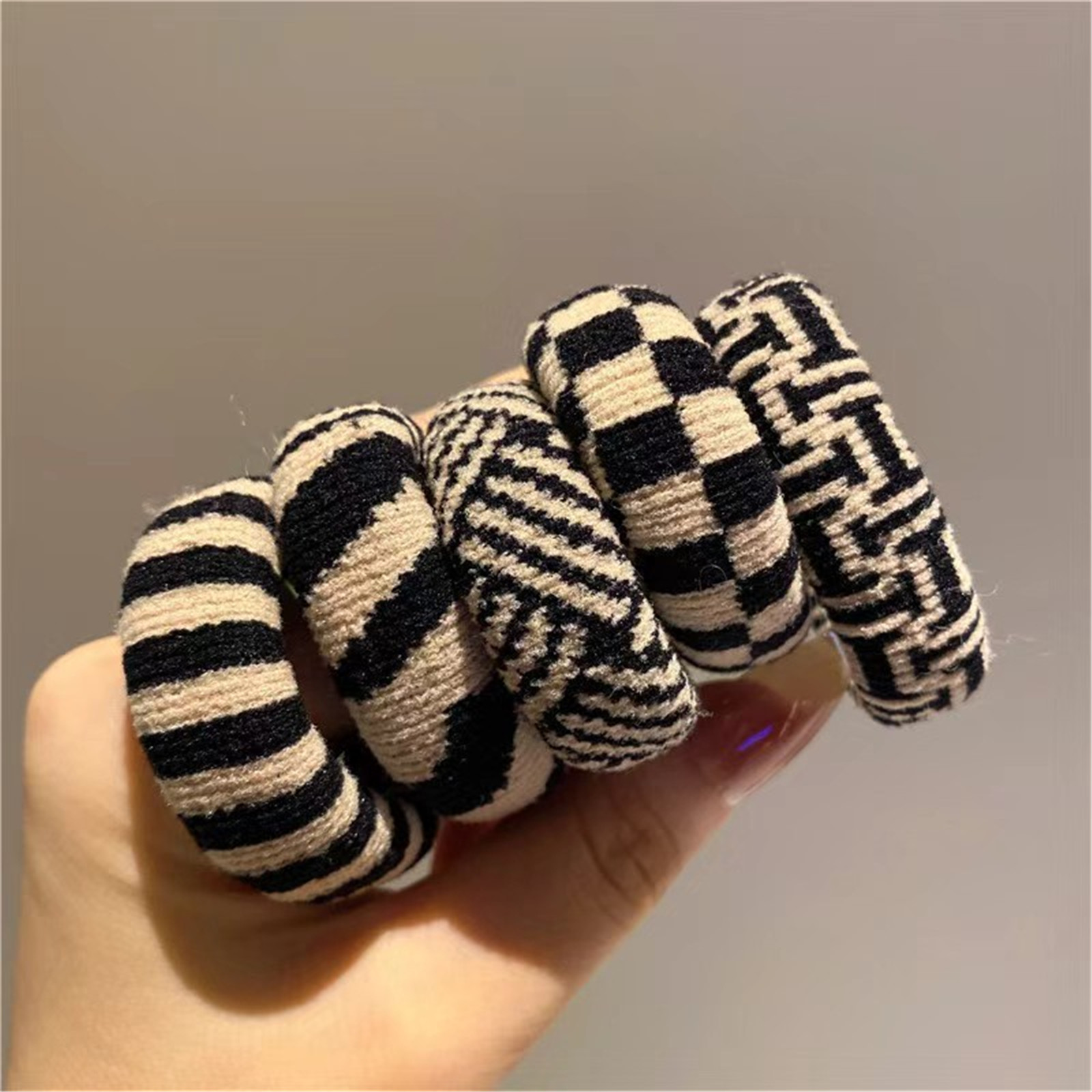 AliExpress 5-Piece Checkered Traceless Seamless Hair Ties, view 4