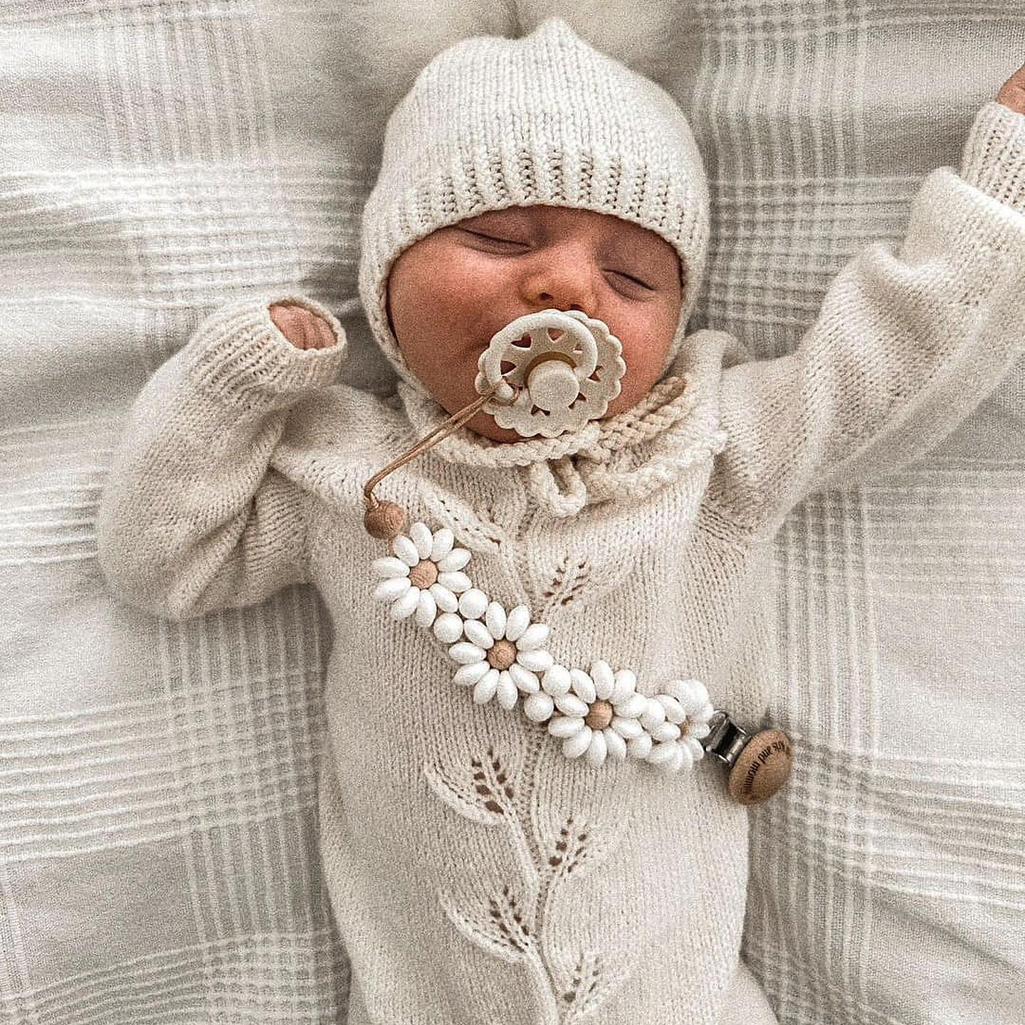 AliExpress Baby Pacifier Clip Flower Soother Clip Handmade Silicone Dummy Nipple Holder Clip Newborn Essentional Teething Toys