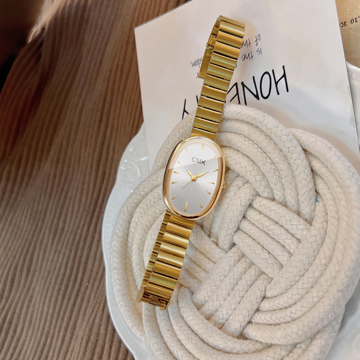 AliExpress Ultra-Thin Band Women's Oval Dial Quartz Watch