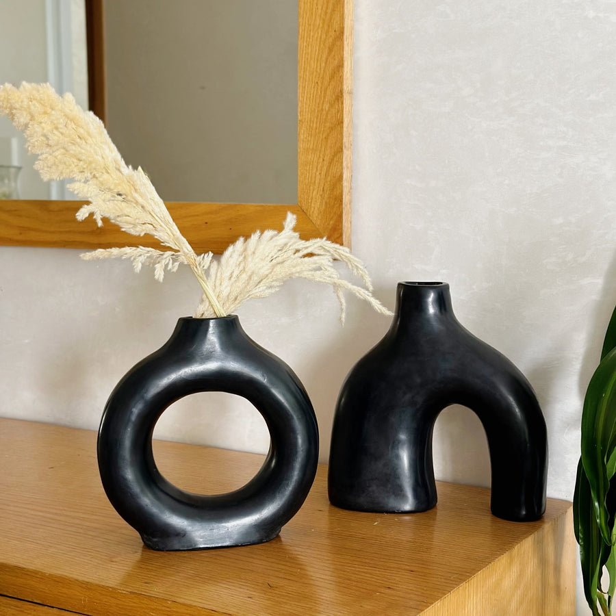 MyTindy Duo Azul vase and black Tafoukt vase + pampas