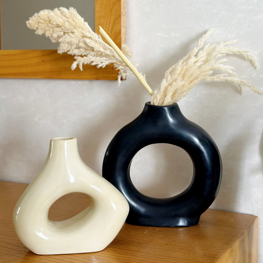 MyTindy Duo Tanara cream vase and black Tafoukt vase + pampas