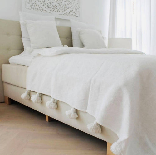 MyTindy WHITE COTTON BLANKET, WHITE POMPOMS