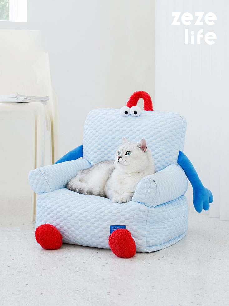 ZezeLife Big-Eyed Blue Hug Cat Couch