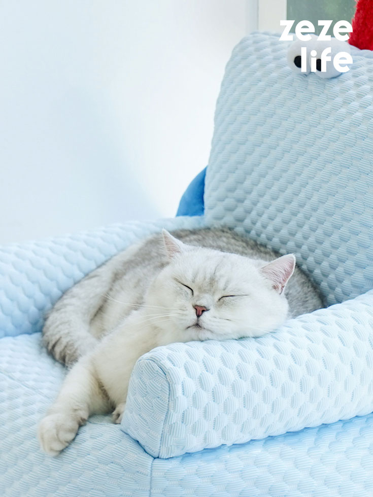 ZezeLife Big-Eyed Blue Hug Cat Couch, view 2