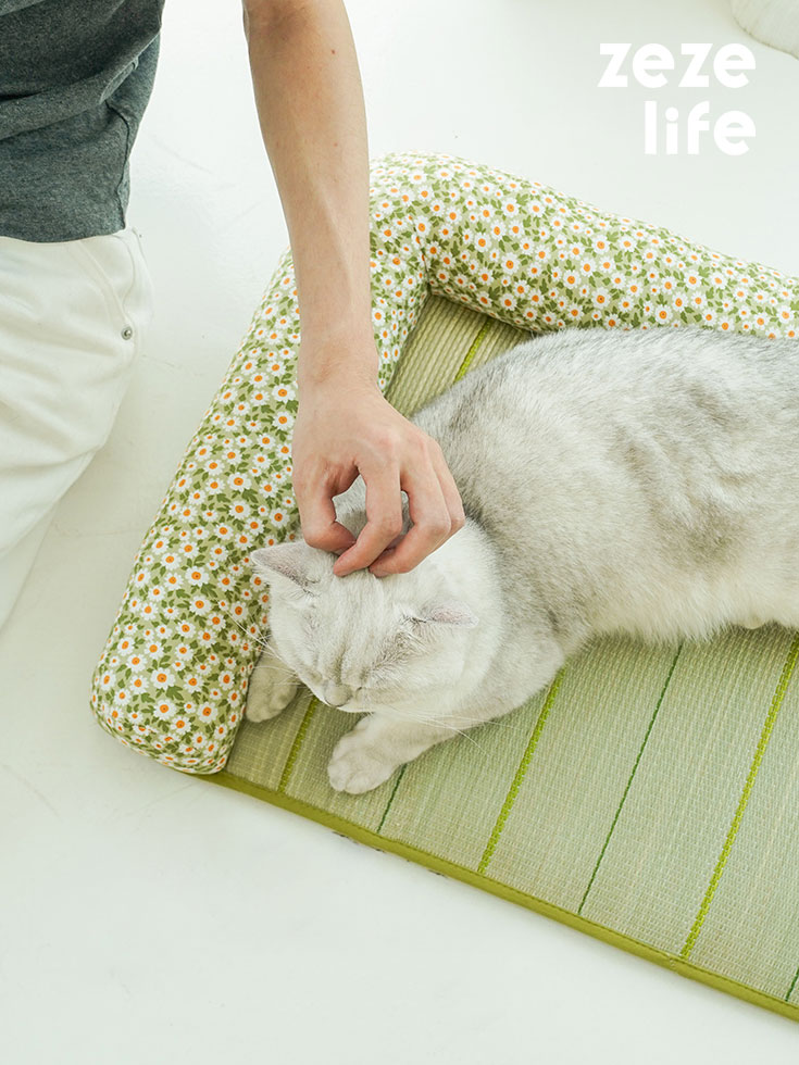ZezeLife French Floral Rushes Pet Cooling Mat
